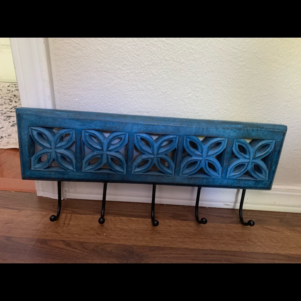 Wall rack with 5 hooks